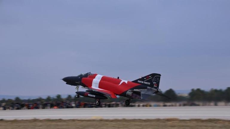 F-4E Phantom uçaklarıyla ‘fil yürüyüşü’