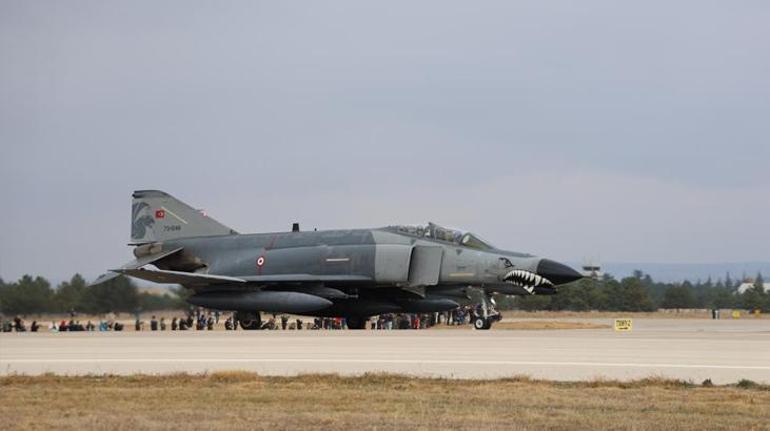 F-4E Phantom uçaklarıyla ‘fil yürüyüşü’