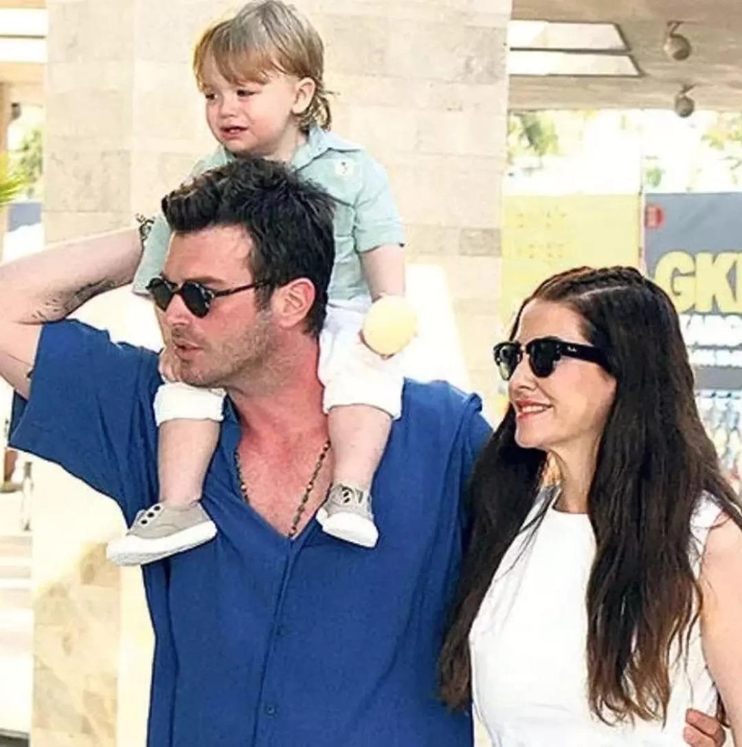 Kıvanç Tatlıtuğ ve ailesi