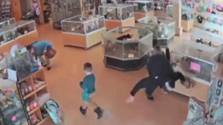 Pet shopta yavru köpekleri çalmak için sahte nöbet geçirdi