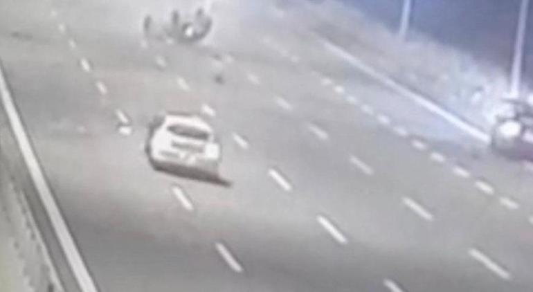 Dehşet anları Küçük çocuk taklalar atan otomobilden yola savruldu
