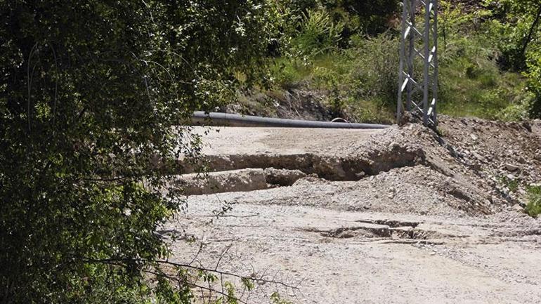 Kentte büyük panik Yollar ikiye ayrıldı, evler eğildi